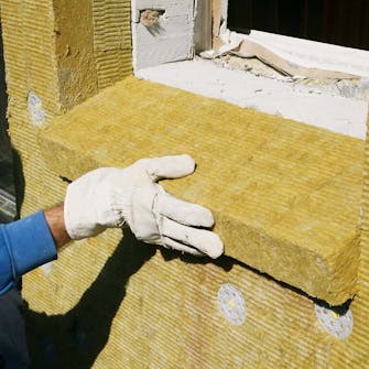 Udvendig isolering: Sålbænk af isoleringsmateriale Udvendig isolering: Sålbænk bygges af isoleringsmateriale